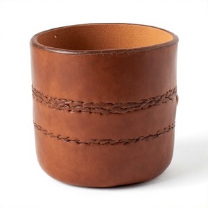 Maceta de cuero moderna en tono tierra que ofrece elegancia compacta y encanto botánico tranquilo para el espacio de trabajo o las esquinas de la sala de estar - Product Image 1