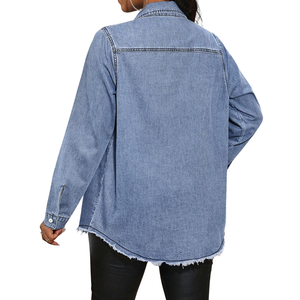 Camisa de mujer de mezclilla de lavado claro con botones, manga larga, informal, holgada, 100% algodón, transpirable, de secado rápido, con dobladillo deshilachado - Product Image 2