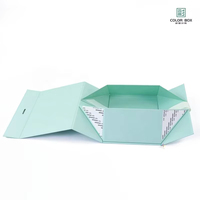 Boîte magnétique rose portable haut de gamme personnalisée, emballage de luxe pour chaussures, vêtements ou accessoires, avec une esthétique moderne.