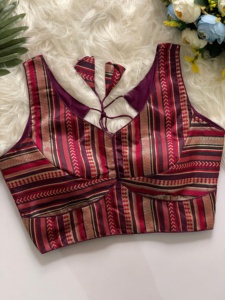 La blusa moderna tiene un material de seda banarasi pesado de varios colores, la blusa Tiene cuello en forma de V y la espalda tiene un patrón sabyasachi - Product Image 3