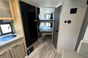 Autocaravana de Viaje Industrial 2023, Garantía de 3 Años, Área de Dormir Confortable, Cocina, Baño, Autonomía NEDC de 601-700 km - Product Image 3