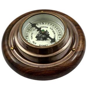 Boussole nautique vintage en laiton massif dans un étui en cuir noir - Product Image 1
