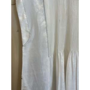 Vestido VEENA de Seda con Corte en A, Detalle de Pintuck en Color Marfil y Cintura Impero - Product Image 2