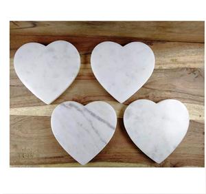 Dessous de verre en forme de coeur en marbre blanc pour bureau de cuisine Dessous de verre mangue en bois naturel et marbre fabriqué en Inde - Product Image 4