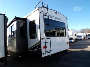 Autocaravana Usada en Excelentes Condiciones, Modelo K-E-Y-S-T-O-N-E RV CO O-U-T-B-A-C-K 330RL 2022, Alto Rendimiento, 36 pies de Largo, 2000 kg de Carga Útil, Color Oscuro, en Venta - Product Image 6