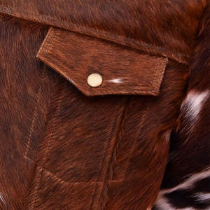 แจ็คเก็ตหนัง PU ผู้ชายทรงปกติ คุณภาพพรีเมียม คอตั้ง ปักโลโก้ด้านหน้า สวมใส่สบาย ดูดีมีสไตล์ - Product Image 6