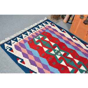 Alfombra vintage de 3.8x6.6 pies, alfombra de lana azul y roja con motivos de plantas y árboles turcos. - Product Image 5