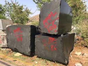 Bloques de Granito en Bruto - Superficie Rugosa - Alta Densidad (2700 kg/m³) - Uso en Construcción - Soluciones Totales para Proyectos de Rajasthan - Product Image 5