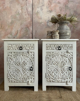 Paire de tables de chevet blanches sculptées à la main