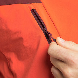 2025 Design Unique Hommes Soft Shell Veste Fermeture Éclair Style 100% Polyester Tissu Fait Hommes Softshell Veste Personnalisée OEM - Product Image 4