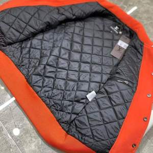 Veste de baseball en cuir PU pour homme, style décontracté, orange, 50% laine, broderie personnalisée, veste universitaire XS pour l'hiver, service OEM - Product Image 3