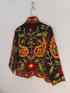 Veste en velours Suzani brodée à la main pour femmes, veste bohème en velours unique, élégante, vêtement d'extérieur d'hiver, tendance moderne - Product Image 4