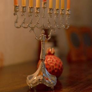 Portavelas de aluminio hecho a mano único de Hanukkah de nueve brazos dorados, precio asequible - Product Image 5