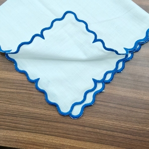 Servilleta de tela de algodón suave azul real con borde festoneado para eventos de restauración - Product Image 4