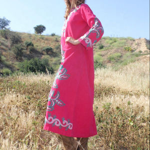 Robe maxi vintage indienne rose, style ancien, avec de magnifiques broderies de roses, en coton indien tissé à la main - Product Image 1