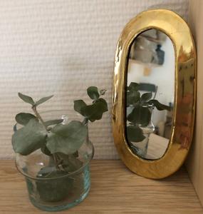 Marco decorativo de espejo de pared de forma ovalada con diseño único y perfecto para estilos de habitación modernos y minimalistas - Product Image 1