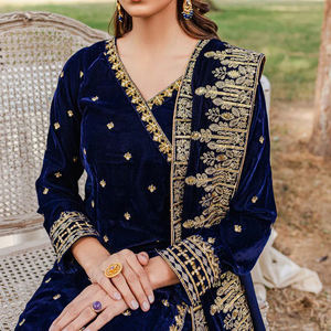 Precioso vestido de terciopelo estilo Maxi costura Premium vestido de terciopelo de aspecto real adecuado para ropa casual momentos festivos y de boda - Product Image 3