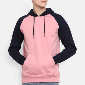 Sudadera con Capucha Raglán Rosa y Negra para Hombre |   Sudadera de Forro Polar de Dos Tonos de Primera Calidad para Ropa Urbana |   Sudadera con Capucha de Estilo Atlético Urbano Moderno - Product Image 1