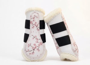 Conjunto de almohadilla de silla de montar Cherry Blossom para doma clásica, hecho a mano, con velo antimoscas floral a juego y botas de protección para caballo - Product Image 3
