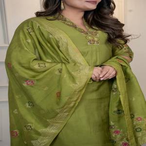 Ensemble Kurti Pant Dupatta en soie romaine pour femmes, broderie, travail de séquence, nylon, mousseline, jacquard, dupatta, vêtements ethniques de créateur - Product Image 5