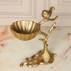 Cuenco Decorativo de Latón Dorado con Diseño de Aves, Exhibición Artística para Mesa, Ideal para Regalos y Celebraciones, de la India - Product Image 1