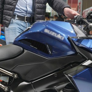 Adesivi Protettivi Laterali 3D Personalizzati per Serbatoio, Compatibili con Moto Suzuki GSX-S 1000 GT - Product Image 1