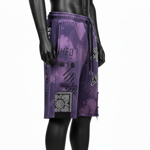 Shorts homme en molleton de coton premium 340 GSM, lavage acide, violet, avec empiècements déchirés et logo imprimé. - Product Image 3