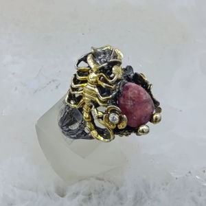 แหวนพลอยรูปแมงป่อง |   งานแฮนด์เมด เงินแท้ 925 ชุบโรเดียมสีดำ และชุบทอง 10K ประดับทับทิม สไตล์ดั้งเดิม สำหรับทุกเพศ ผลิตที่อิสตันบูล - Product Image 1