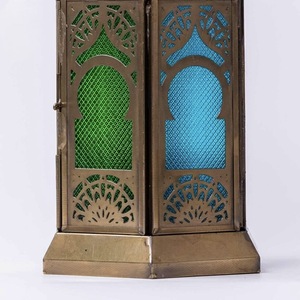 Faroles Portavelas de Metal Marroquí Antiguos de Última Moda 2026 con Vidrio de Colores para Decoración de Mesa y Colgante - Product Image 4