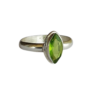 Peridot Cabochon Piedra preciosa natural Sólido 925 Plata esterlina Anillo hecho a mano Joyería Plata esterlina 925 Anillo estampado Joyería - Product Image 1
