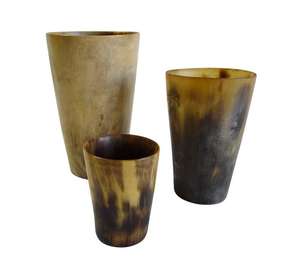 Jarra Cilíndrica Grande Hecha a Mano de Cuerno Natural con Tapa de Bambú Reutilizable para Hidromiel, Cerveza, Vino - Estilo Contemporáneo para Mesa - Product Image 1