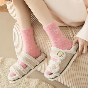 Chaussettes en velours brodé d'hiver de haute qualité OEM, chaussettes en peluche blanche en polyester, chaussettes épaisses et chaudes pour le sol, chaussettes décontractées pour dormir - Product Image 4