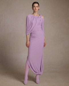 Robe de créateur minimaliste avec une taille cintrée délicate, fabriquée en tissu de soie douce de qualité supérieure, fabriquée au Vietnam - Product Image 2
