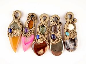 Colgante de Joyería Religiosa Clásica Hecho a Mano con Doble Gema, Cristal Curativo, Diamante y Diseño Étnico de Arcilla Polimérica - Product Image 4