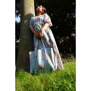 Kaftan élégant gris ciel à motif floral, style gothique décontracté pour femmes, translucide, longueur genou, pour les invités de mariage, journée - Product Image 4