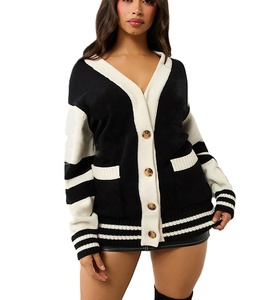 Cardigan noir personnalisé avec logo, col en V, boutonné, à manches longues, en tricot, style décontracté, color block. - Product Image 1