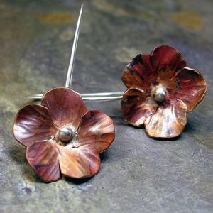 Hermosos pendientes de cobre hechos a mano con esmalte antiguo adecuados para eventos culturales, regalos y estilo étnico - Product Image 3