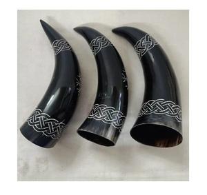 Chope artisanale en corne aux variations de couleur naturelle, avec poignée incurvée et couvercle en bambou pour une expérience de dégustation de bière/vin au style contemporain - Product Image 5