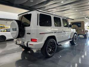 Potente SUV de Lujo 4x4 Premium de Largo Alcance con Motor V8 Biturbo Eléctrico, Conducción Automática Suave, Características de Seguridad Modernas - Product Image 6