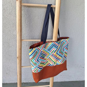 Sac fourre-tout en toile imprimé Color Maze avec motif de labyrinthe multicolore et fond marron, sac de transport quotidien réutilisable et écologique - Product Image 1