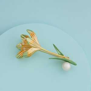 Elegante Broche de Perlas para Fiesta con Cristales de Estrás y Diseño Floral - Product Image 1