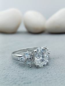 Anillo de Bodas de compromiso solitario de diseño de moda personalizable 100% VVS Moissanite 925 Sterling y oro de 14K/18K con regalo de diamantes - Product Image 4