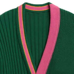 Cardigan tricoté personnalisé style unique OEM&ODM avec logo brodé lettres grecques en nylon/acrylique pour sororité/fraternité, boutonné, hiver - Product Image 6