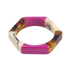 Bracelet en résine imperméable fait à la main élégant avec un design sculpté, des détails en feuille, des couleurs personnalisées - pour les fêtes, les événements formels, les cadeaux d'affaires - Product Image 2