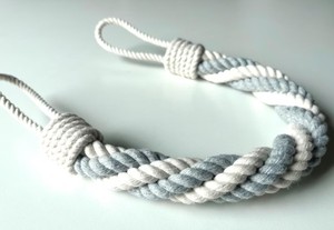 Attache de rideau en corde de coton gris et blanc, quatre brins torsadés, fait à la main - Product Image 4