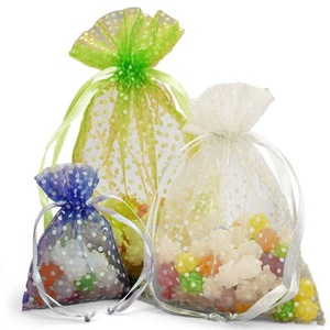 Sacs cadeaux en organza à pois - Product Image 1