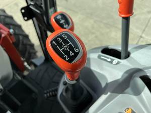 Tractor Kubota 2023 MFWD con potencia compacta y versatilidad profesional para agricultura de especialidad - Product Image 6