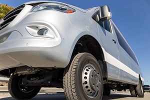 Mercedes-Benz Sprinter 3500XD 2023, Certificado, Limpio y Poco Usado, Midwest Automotive Design Luxe Cruiser, Tracción en las Cuatro Ruedas, Diésel, Volante a la Izquierda - Product Image 3