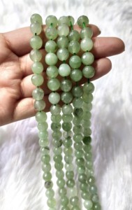 Cuentas de Aventurina Verde Natural de Primera Calidad, Forma Facetada, 14 Pulgadas de Largo, 8mm, Maharashtra, India, Apoya la Emocionalidad - Product Image 2