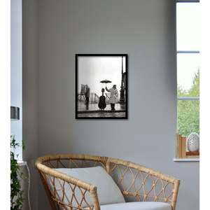 Impression d'art moderne de Robert Doisneau 'Un musicien sous la pluie' sur papier durable - Product Image 1